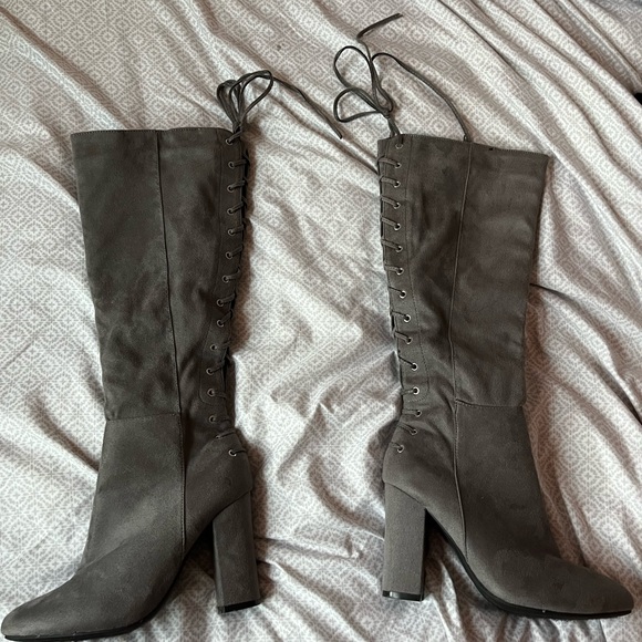 Heeled boots size 8 - Picture 2 of 2